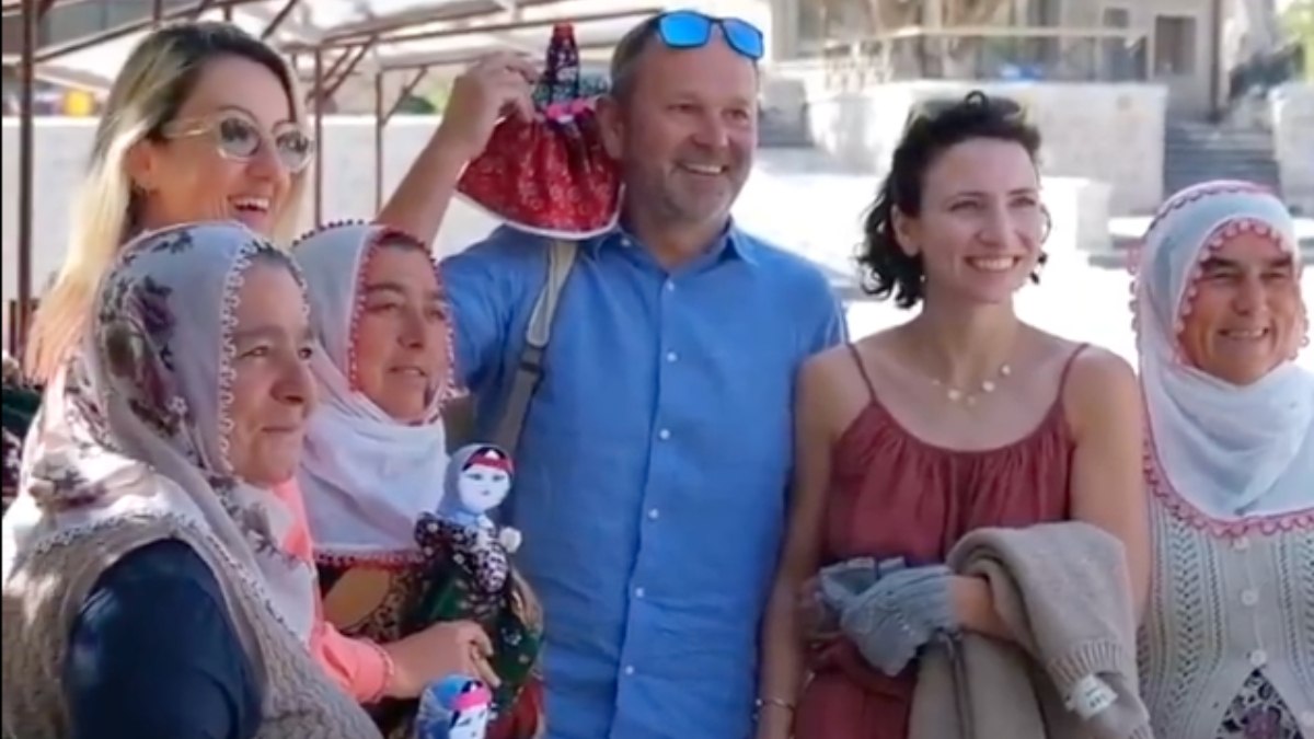 Kayseri’de bebek satıcısı kadın, yabancı dil becerisiyle turistleri mest etti