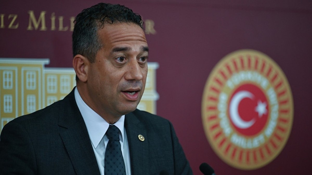 Ali Mahir Başarır paylaşımında, İstanbul Üniversitesi girişindeki Fetih Suresi’ni kaldırdı