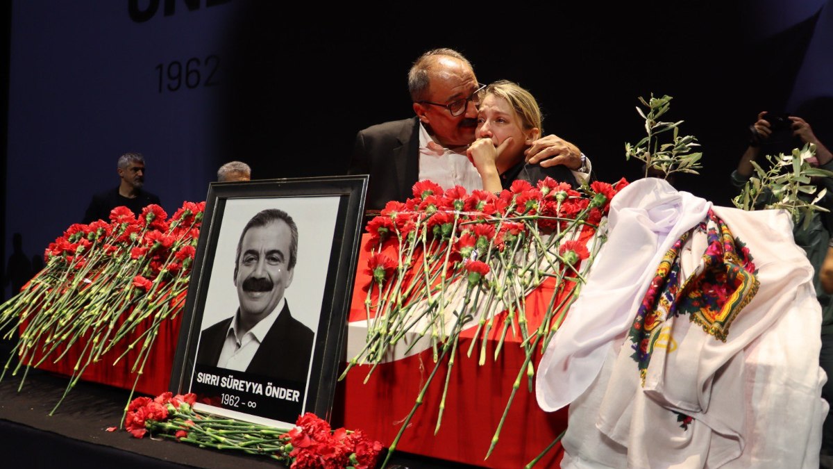 Sırrı Süreyya Önder’in kızı gözyaşlarına boğuldu