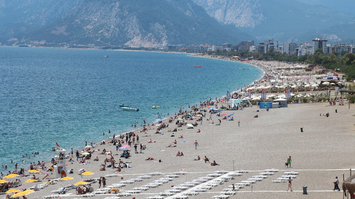 Antalya sahillerinde bayram öncesi yoğunluk başladı